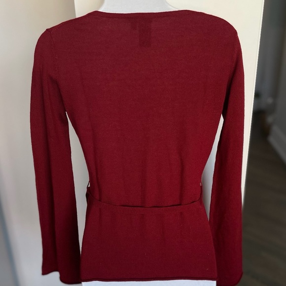 BCBG Small V neck sweater - Picture 4 of 8